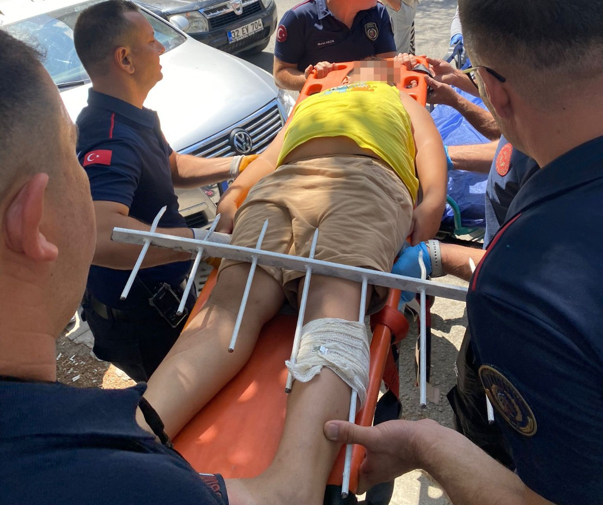 Isparta'da, apartman korkuluklarından atlamaya çalışan bir çocuğun bacağına demir saplandı.
