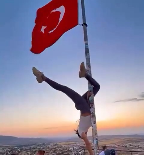 Nevşehir'in dünyaca ünlü turizm merkezi Kapadokya'da, yabancı uyruklu bir turistin