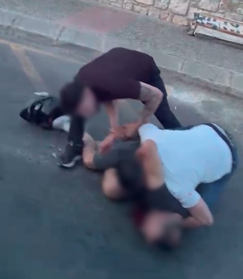 Aydın'ın Efeler ilçesinde, ablasına şiddet uyguladığı öne sürülen eniştesiyle tartışan