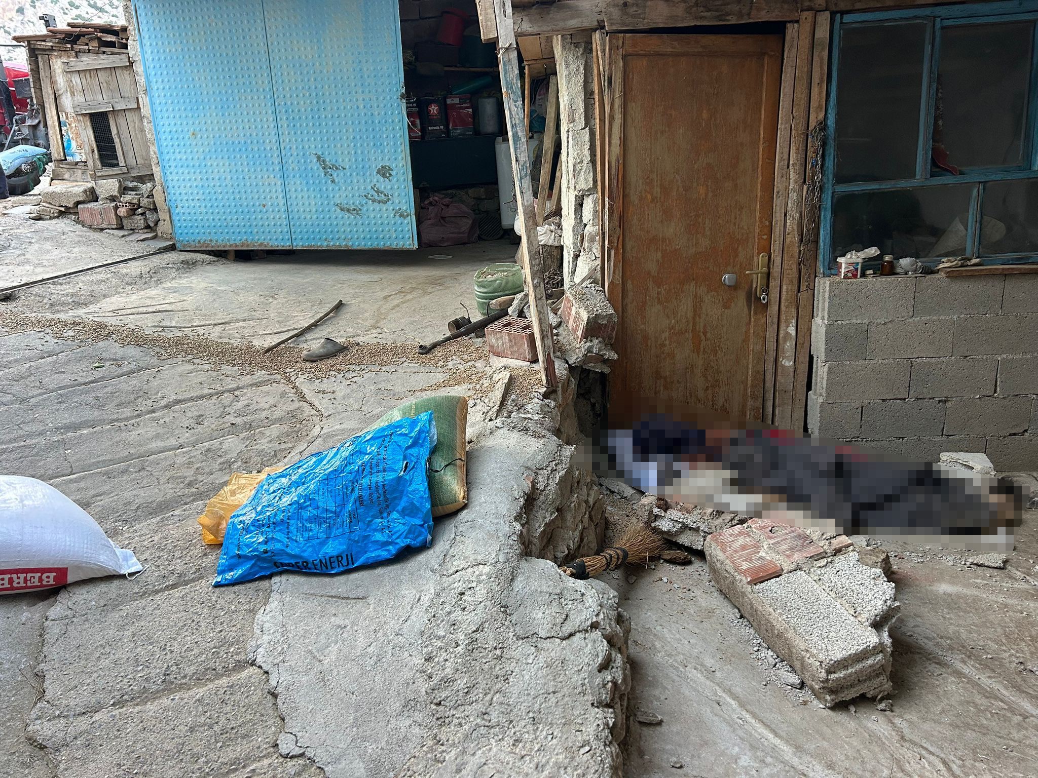 Burdur'un Yeşilova ilçesine bağlı bir köyde, yem boşaltımı esnasında freni