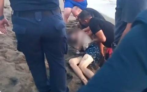 Hatay'ın Samandağ ilçesinde, aşırı sıcaklardan bunalarak serinlemek amacıyla denize giren