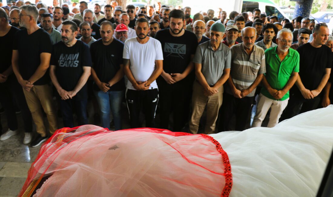 Denizli'de, 23. yaş gününü kutladıktan sonra evlerine dönen gençleri taşıyan