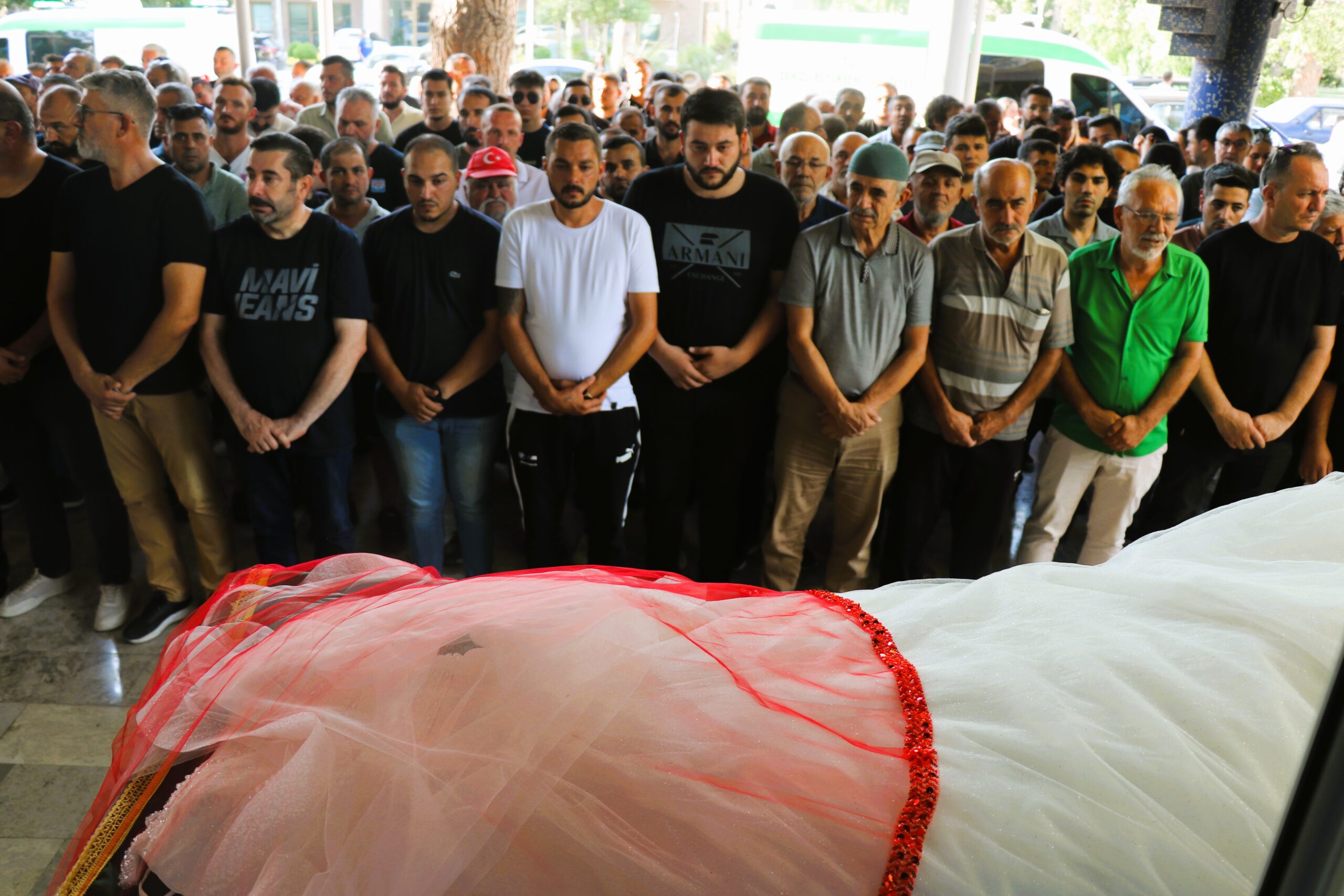 Denizli'de, 23. yaş gününü kutladıktan sonra evlerine dönen gençleri taşıyan