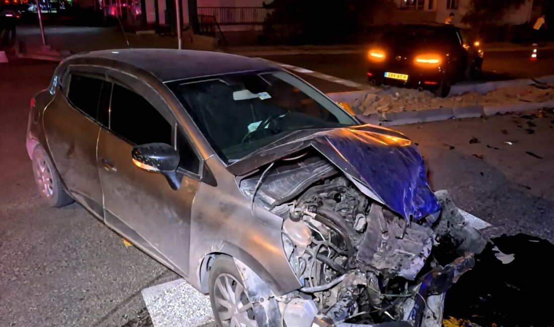 Aksaray'da, iki otomobilin ışıklı kavşakta çarpışmasıyla sonuçlanan trafik kazasında şans