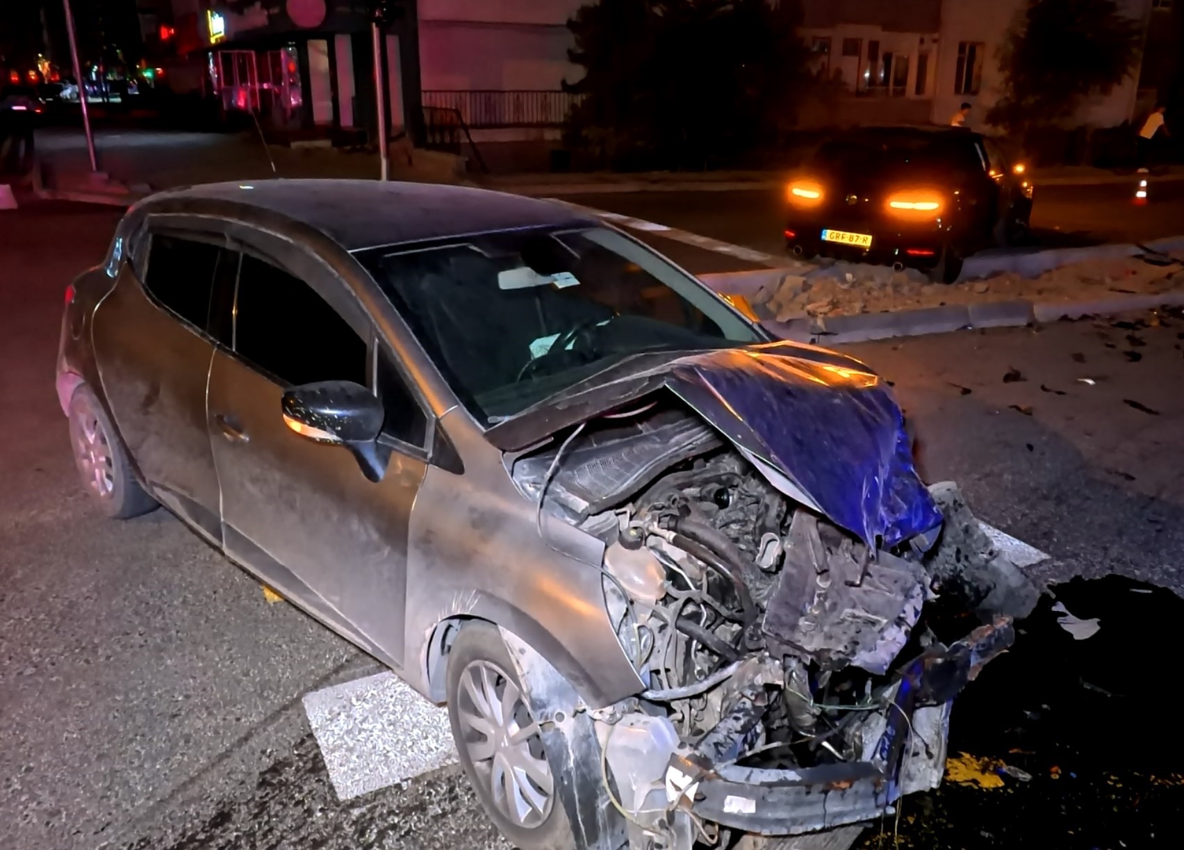 Aksaray'da, iki otomobilin ışıklı kavşakta çarpışmasıyla sonuçlanan trafik kazasında şans