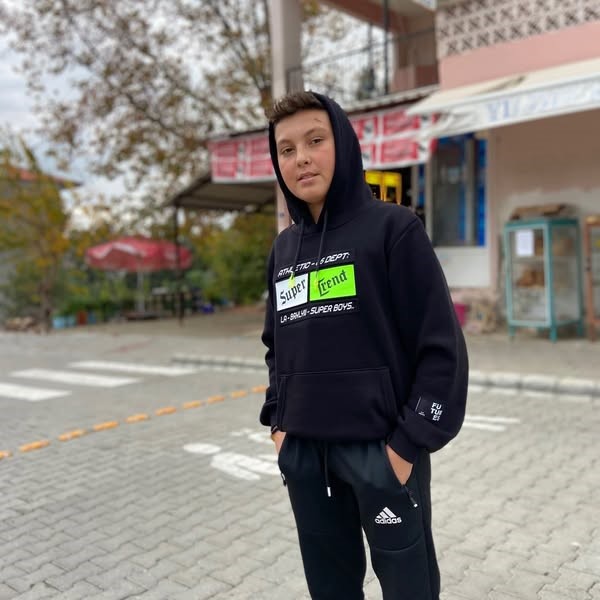  Muğla’nın Fethiye ilçesinde iki otomobilin çarpışması sonucu ağır yaralanan 17
