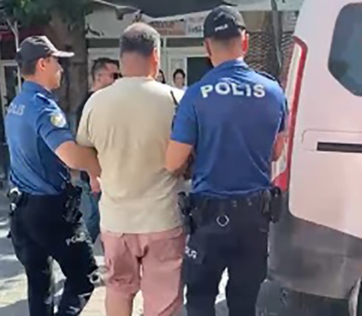 İzmir'in Konak ilçesinde, devriye gezen polis ekipleri tarafından bıçaklı bir