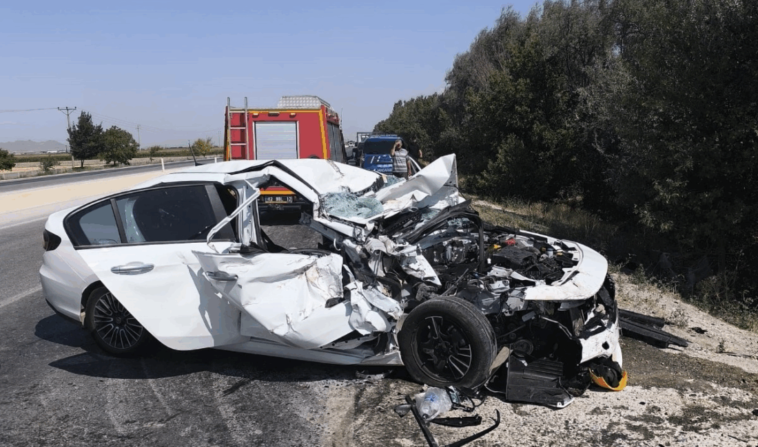 Konya'nın Karapınar ilçesinde, bir otomobil ile kamyonetin karıştığı trafik kazası