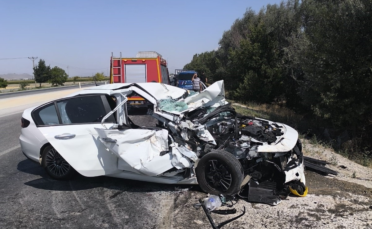 Konya'nın Karapınar ilçesinde, bir otomobil ile kamyonetin karıştığı trafik kazası