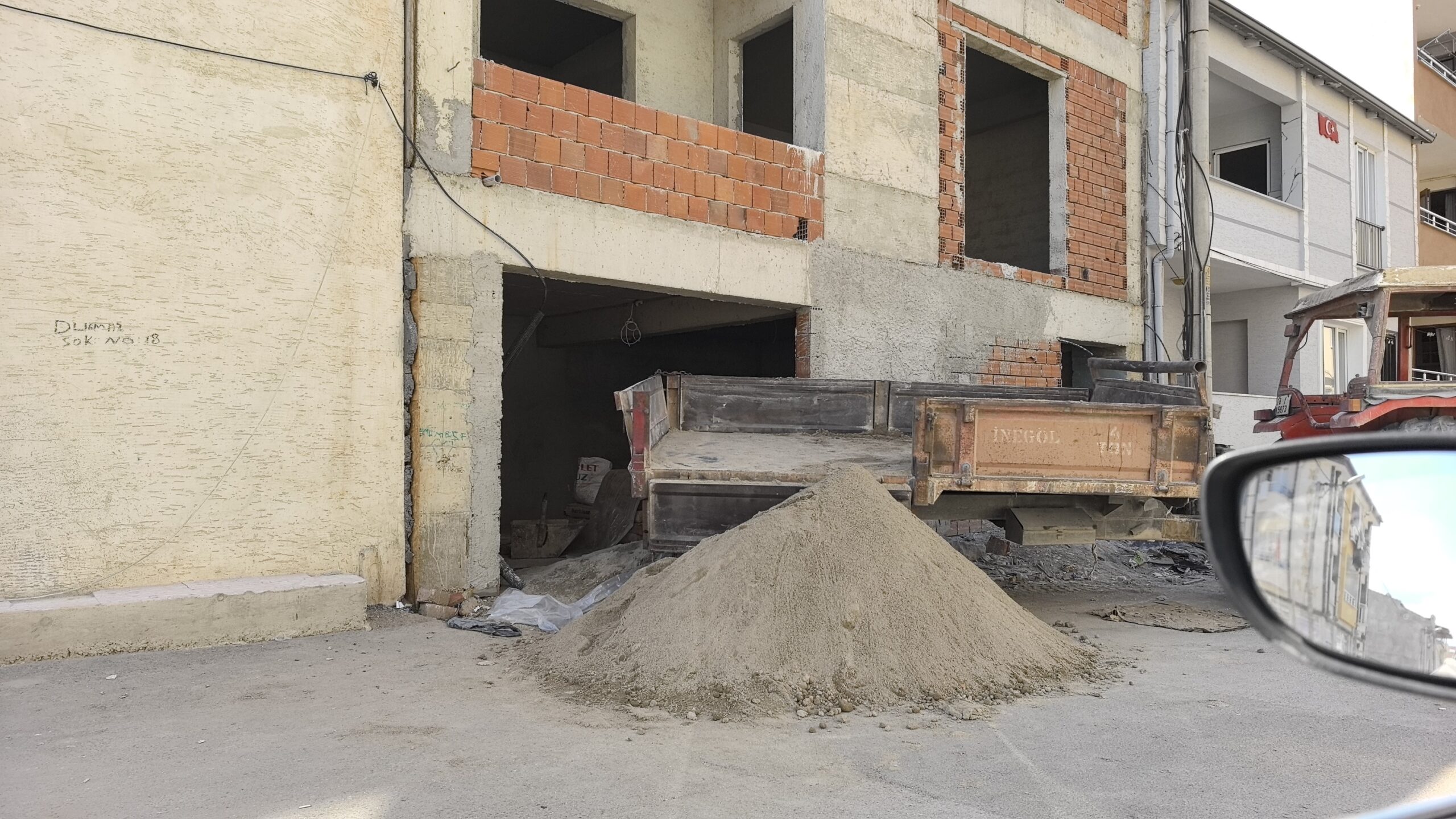 Bursa'nın İnegöl ilçesinde bir inşaatta meydana gelen iş kazasında, vinç
