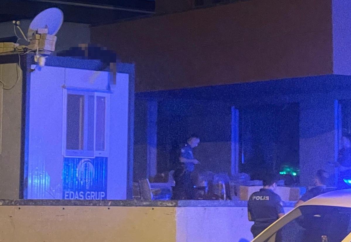 İzmir'in Çeşme ilçesindeki bir şantiyede, 60 yaşındaki bir inşaat işçisi,