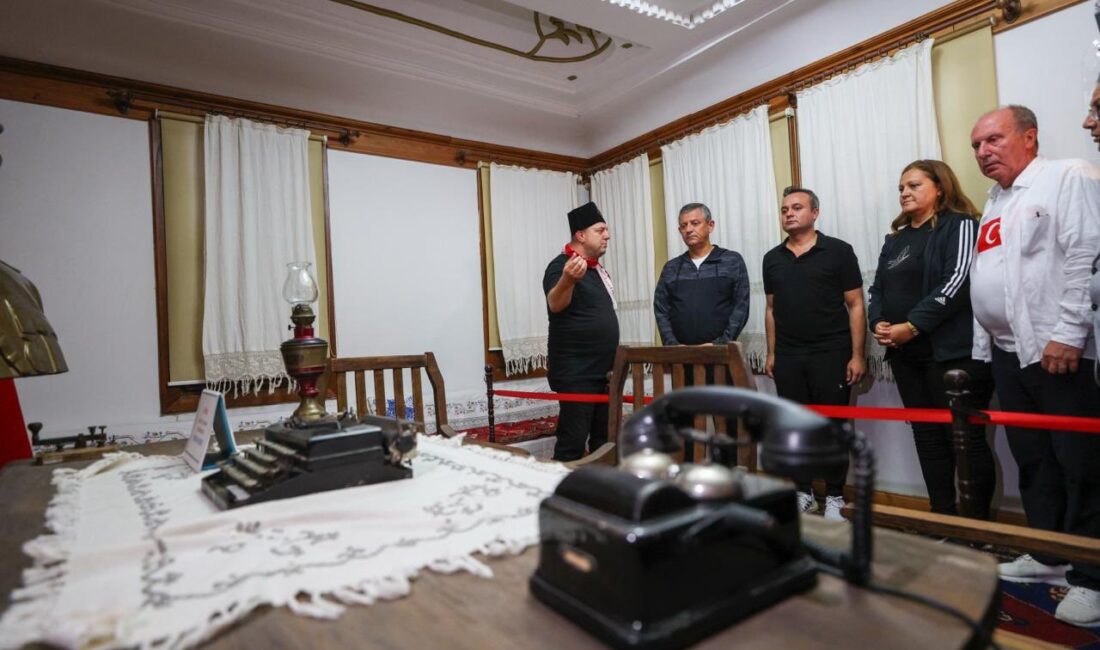  Afyonkarahisar'a gelen Cumhuriyet Halk Partisi (CHP) Genel Başkanı Özgür Özel,