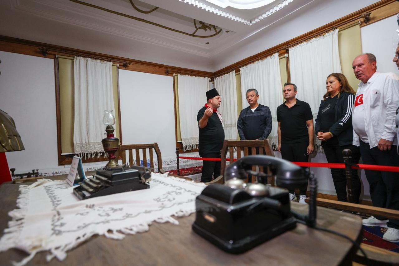  Afyonkarahisar'a gelen Cumhuriyet Halk Partisi (CHP) Genel Başkanı Özgür Özel,