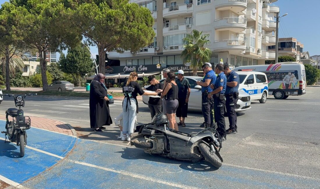 Antalya'nın Gazipaşa ilçesinde, bir otomobil ile motosikletin karıştığı trafik kazasında