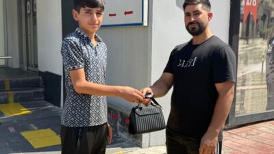 Batman’da yaşayan 15 yaşındaki Ömer Çoban, yol kenarında bulduğu yaklaşık