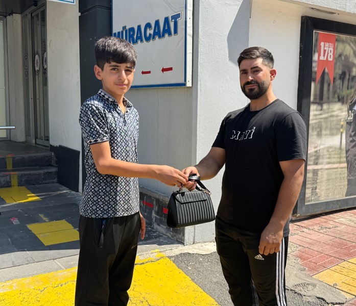 Batman’da yaşayan 15 yaşındaki Ömer Çoban, yol kenarında bulduğu yaklaşık