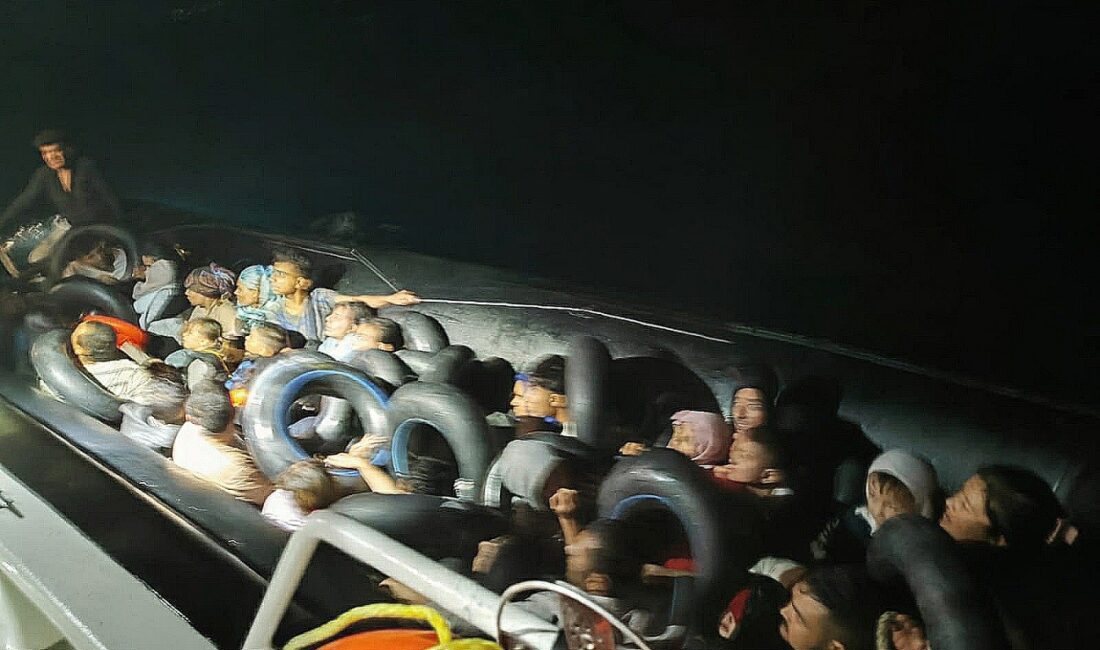 İzmir'in Seferihisar ve Dikili ilçesi açıklarında Sahil Güvenlik Komutanlığı ekipleri