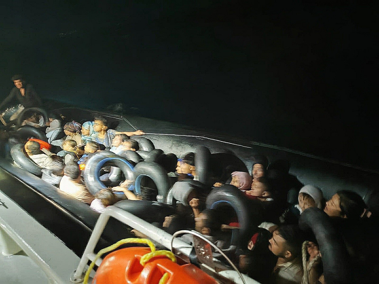 İzmir'in Seferihisar ve Dikili ilçesi açıklarında Sahil Güvenlik Komutanlığı ekipleri