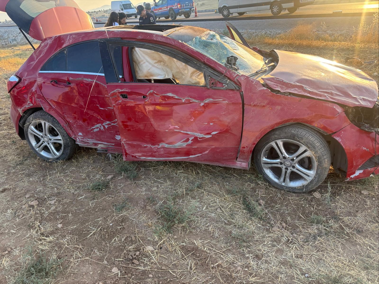 Antalya'nın Korkuteli ilçesinde, sürücüsünün kontrolünden çıkan bir otomobilin takla atması