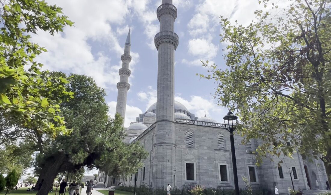Fatih’teki 467 yıllık Süleymaniye Camii, ziyaretçilerin hedefi haline geldi. Caminin