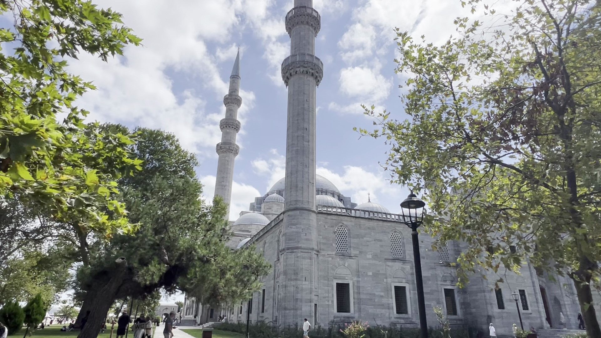 Fatih’teki 467 yıllık Süleymaniye Camii, ziyaretçilerin hedefi haline geldi. Caminin