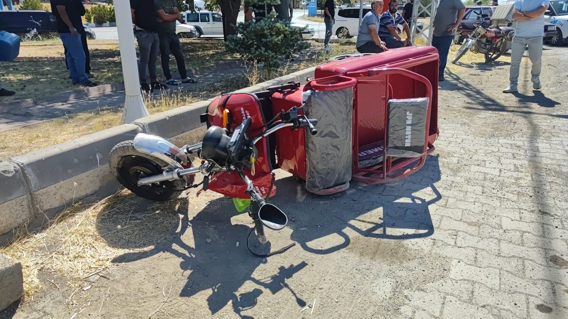 Sivas’ın Şarkışla ilçesinde meydana gelen trafik kazasında, elektrikli motosiklet sürücüsü