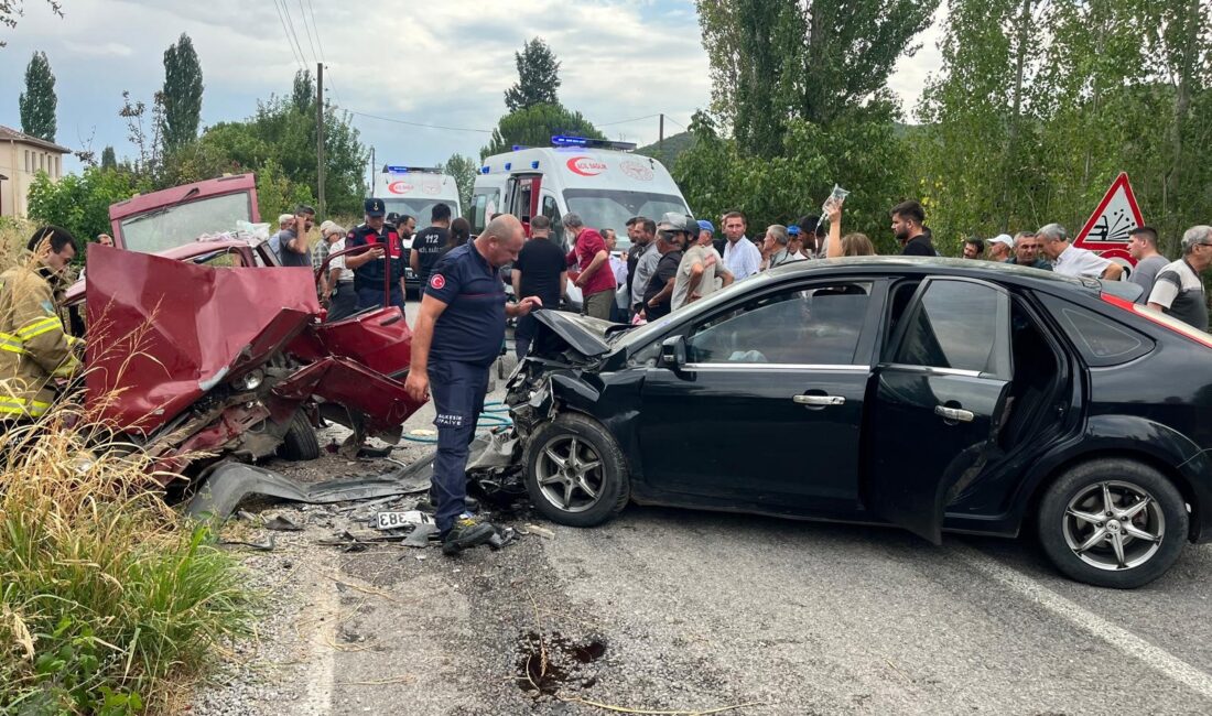 Balıkesir’in Sındırgı ilçesinde iki aracın kafa kafaya çarpışması sonucu 4