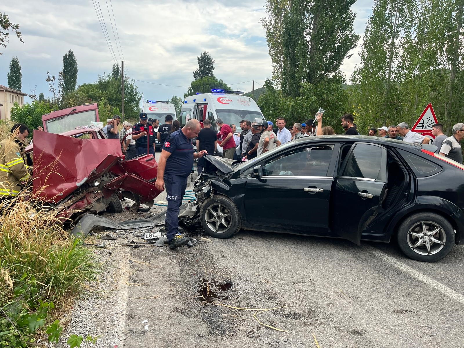 Balıkesir’in Sındırgı ilçesinde iki aracın kafa kafaya çarpışması sonucu 4