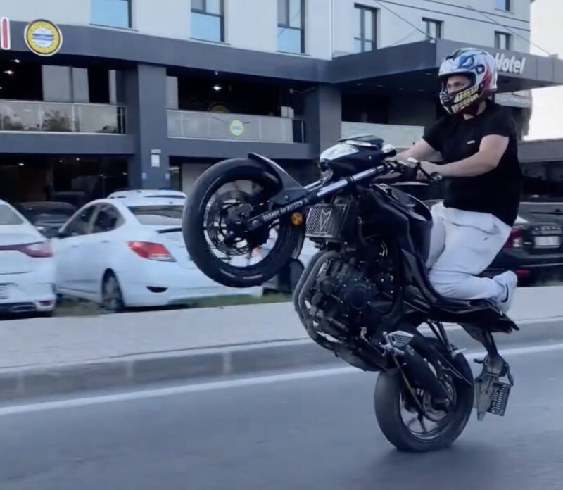 Tekirdağ’ın Kapaklı ilçesinde motosikletiyle tehlikeli sürüş yapan ve bunu sosyal
