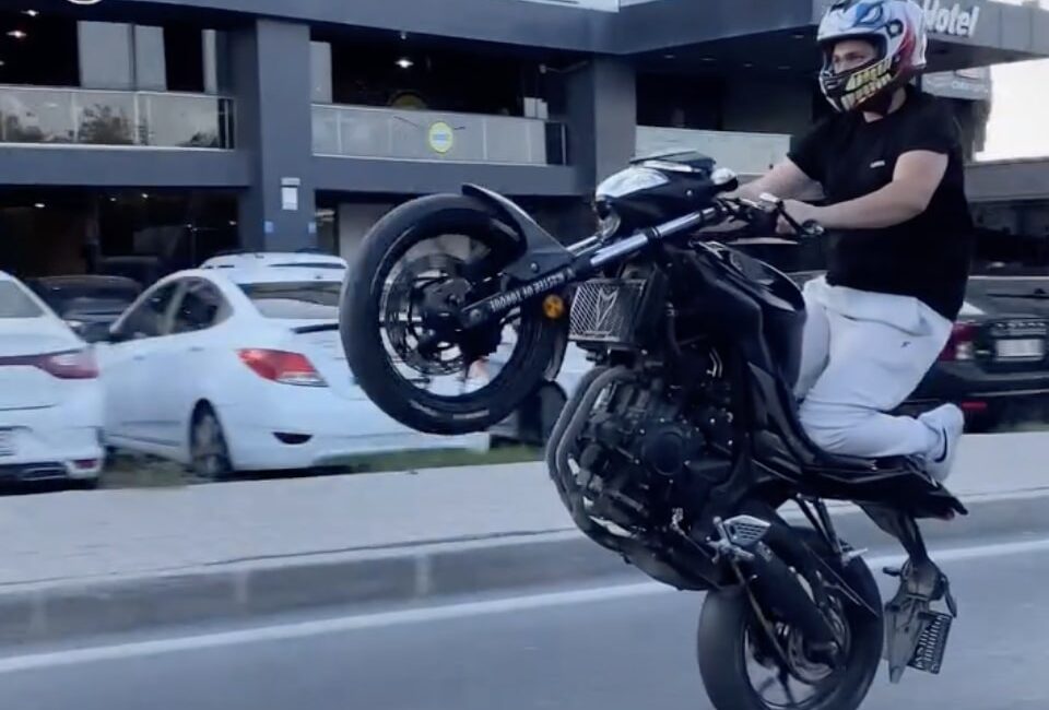 Tekirdağ’ın Kapaklı ilçesinde motosikletiyle tehlikeli sürüş yapan ve bunu sosyal
