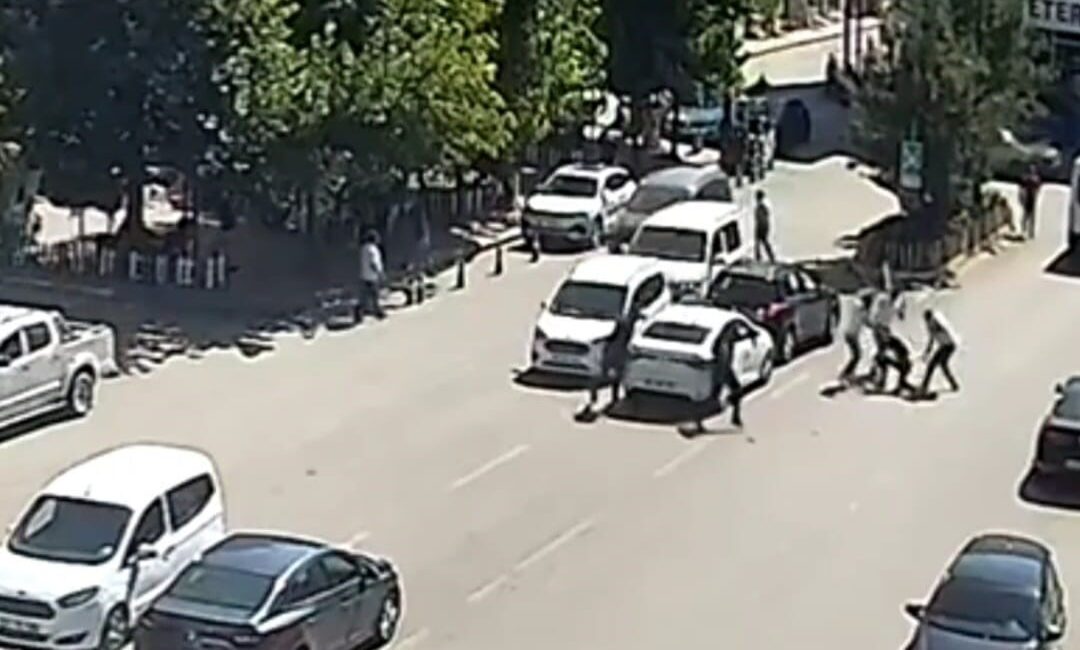 Elazığ'ın Karakoçan ilçesinde, ev sahibi ile kiracı arasında başlayan kombi