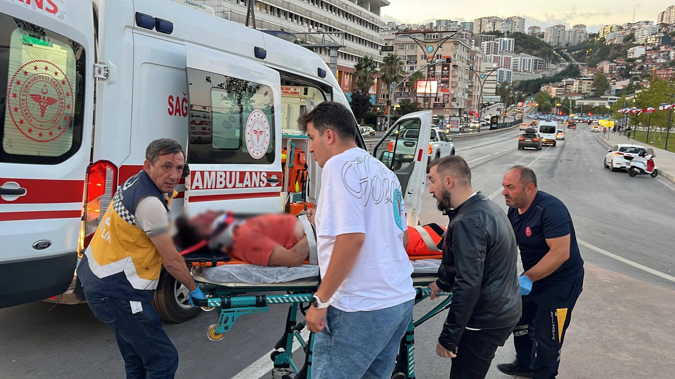 Kocaeli'nin İzmit ilçesinde, sürücüsünün kontrolünden çıkan bir motosikletin trafik levhasına