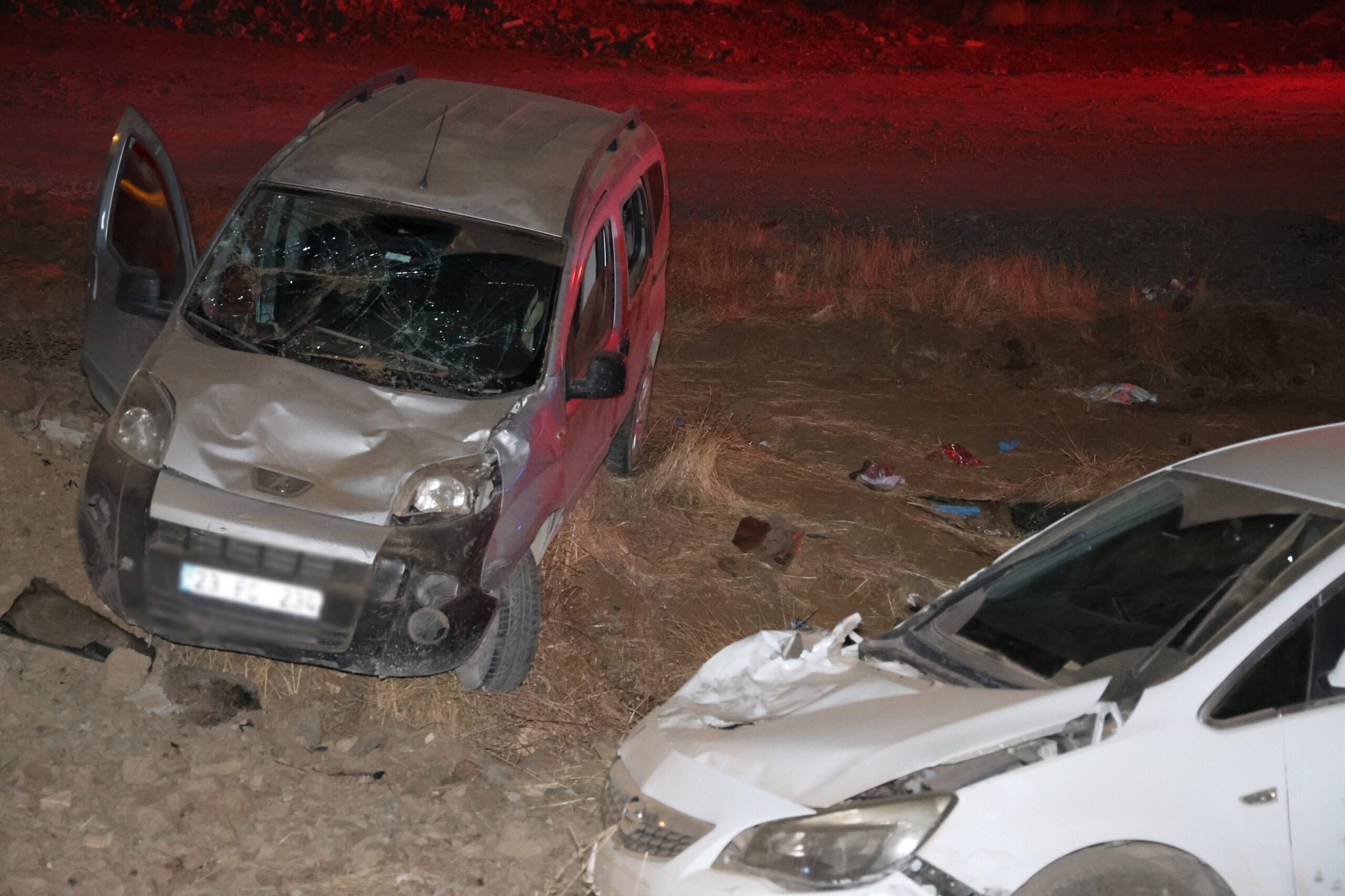 Elazığ-Bingöl Karayolu'nda bir otomobil ile hafif ticari aracın çarpışması sonucu