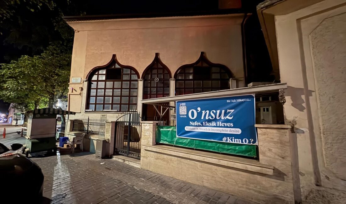 Bursa'da son günlerde şehrin çeşitli noktalarına asılan ve üzerinde "Kim