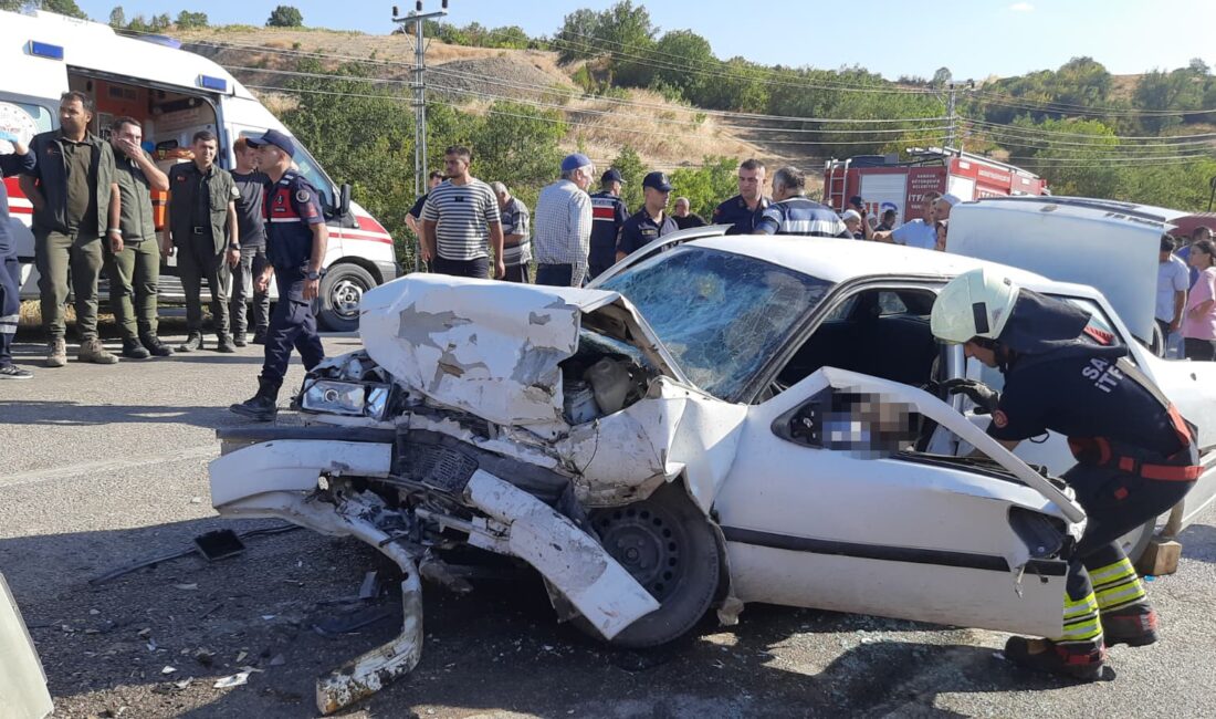 Samsun'un Vezirköprü ilçesinde, bir otomobil ile hafif ticari aracın kafa