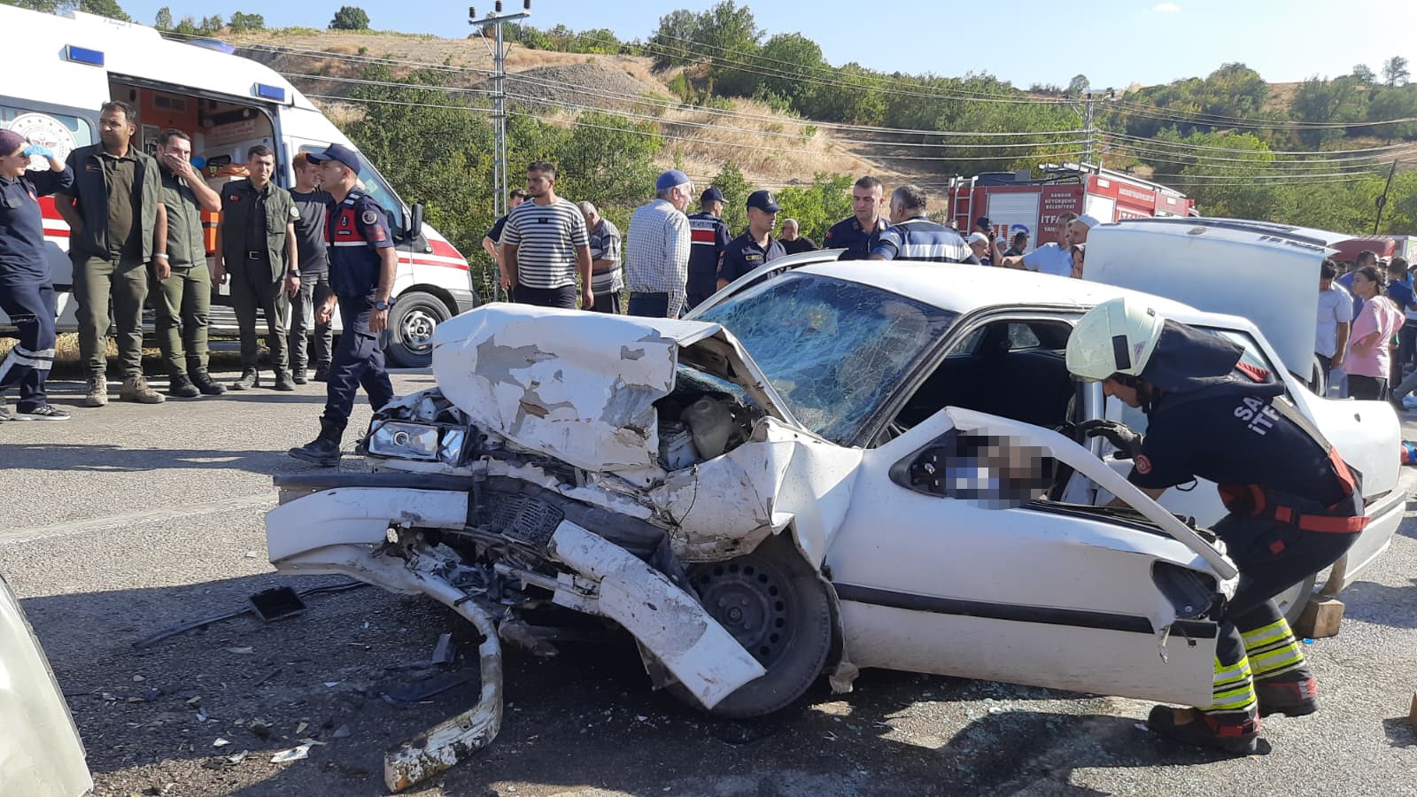 Samsun'un Vezirköprü ilçesinde, bir otomobil ile hafif ticari aracın kafa