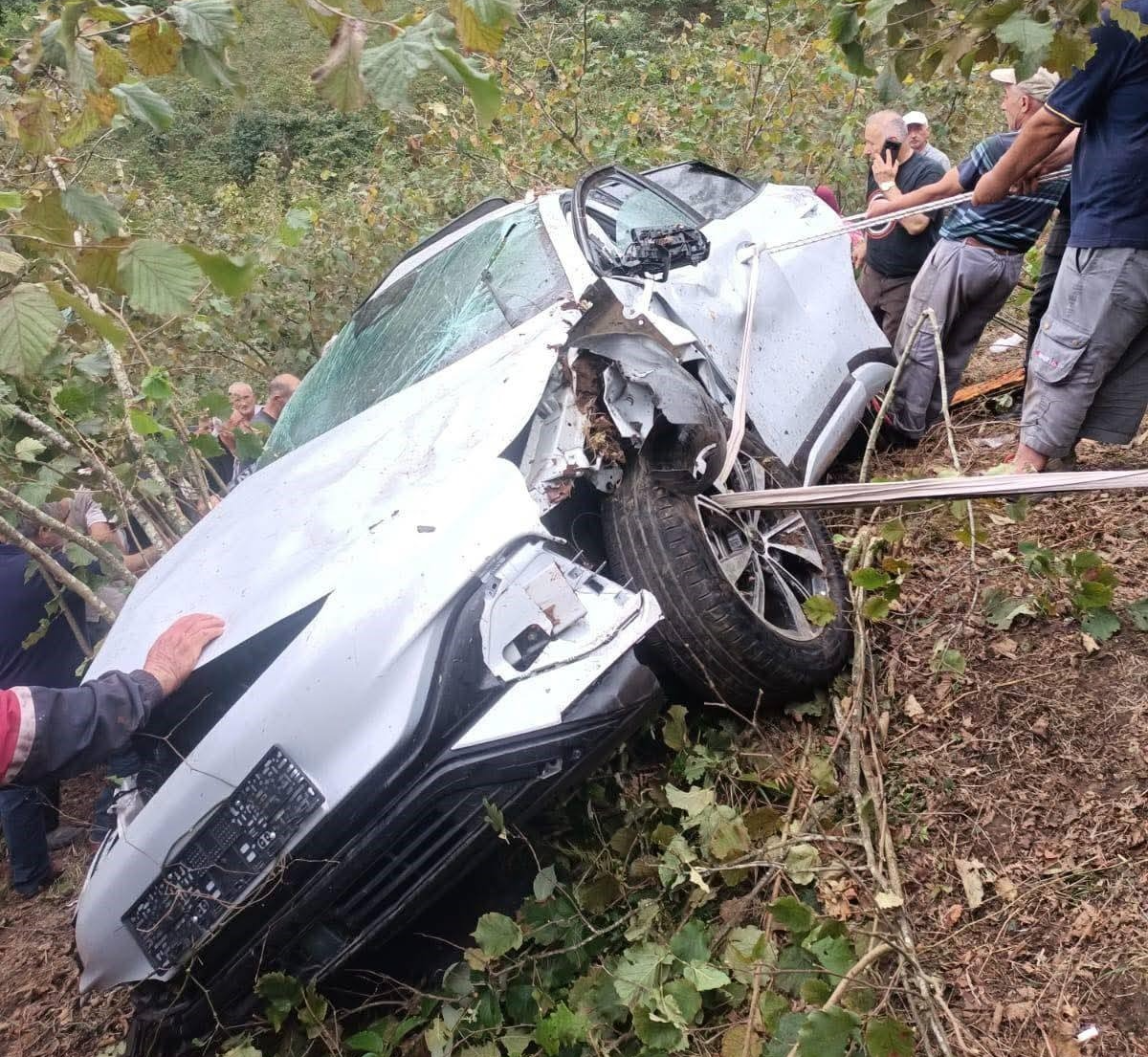 Giresun'un Görele ilçesinde, sürücüsünün direksiyon hakimiyetini kaybetmesi sonucu bir otomobilin