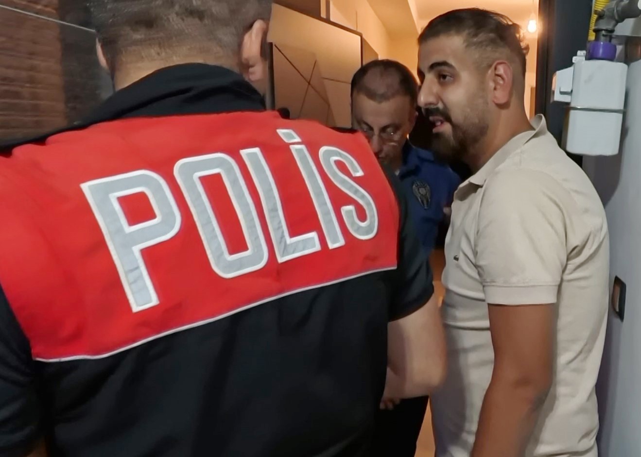Aksaray’ın Kurtuluş Mahallesi’nde gece saatlerinde meydana gelen olayda, eşiyle tartışan