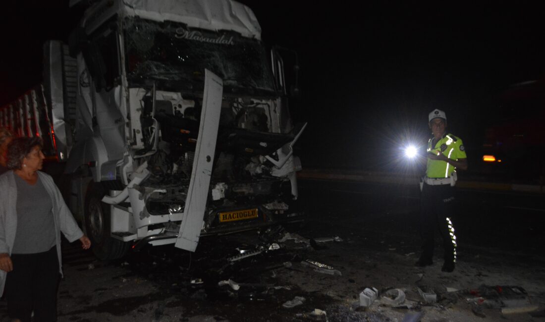 Balıkesir'in Ayvalık ilçesinde kırmızı ışıkta beklerken meydana gelen zincirleme trafik