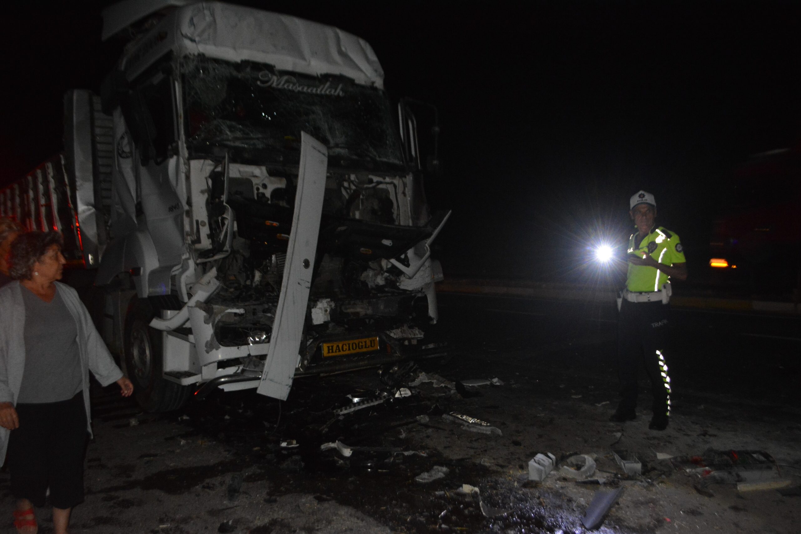 Balıkesir'in Ayvalık ilçesinde kırmızı ışıkta beklerken meydana gelen zincirleme trafik