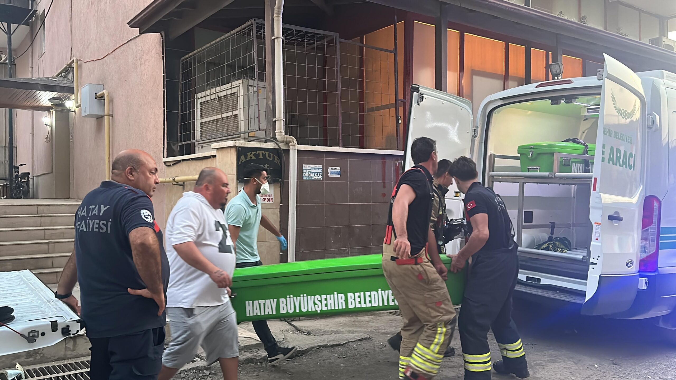 Hatay’ın Antakya ilçesinde, çocuklarının günlerdir haber alamadığı bir adam evinde