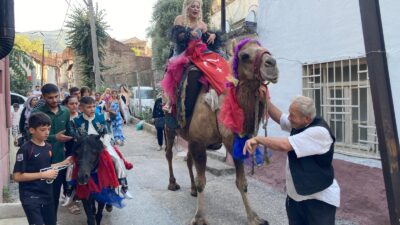  Bursa’da bir sünnet düğününde sünnet çocuğu Midilli cinsi atla mahalle