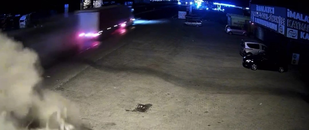 Afyonkarahisar’ın Çay ilçesi çıkışında meydana gelen trafik kazasında, tırın çarptığı