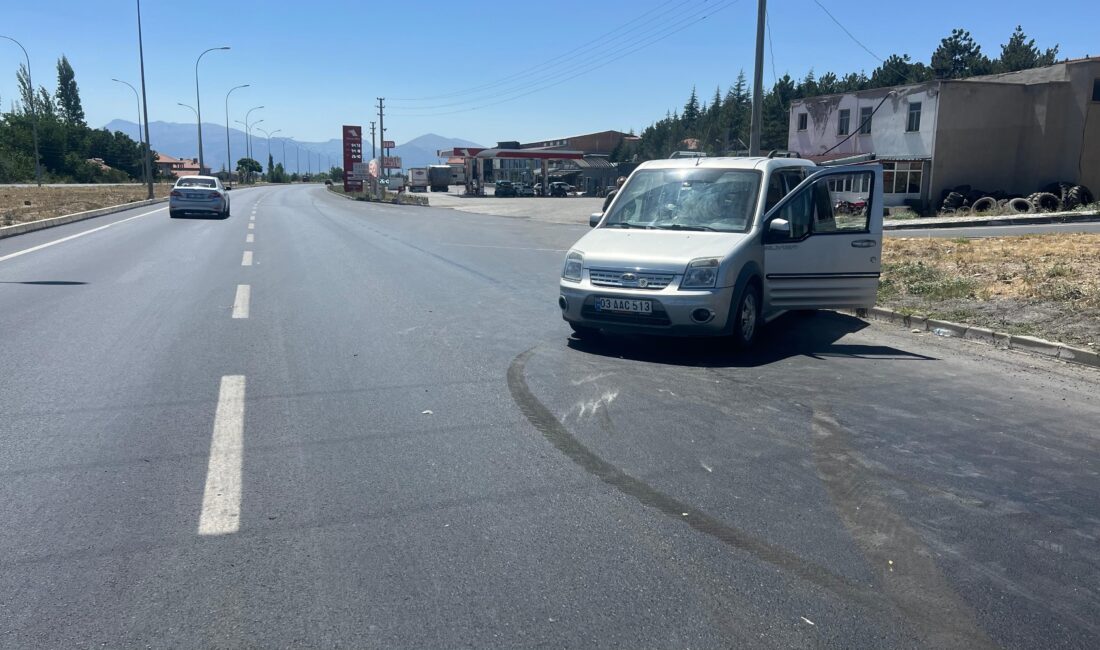 Afyonkarahisar’ın Bolvadin ilçesine bağlı Dişli beldesi girişinde iki hafif ticari