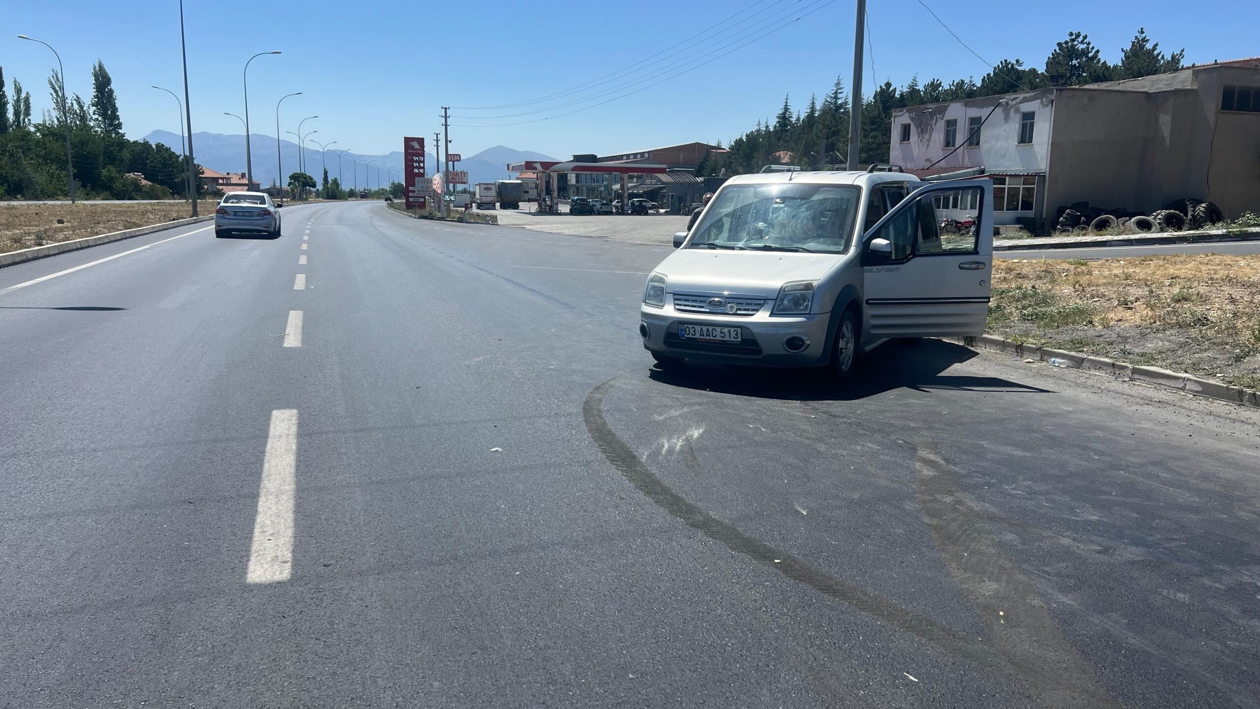 Afyonkarahisar’ın Bolvadin ilçesine bağlı Dişli beldesi girişinde iki hafif ticari