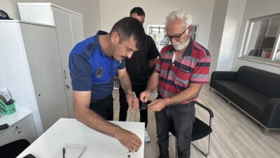 Çorum'da duyarlı bir vatandaş, işe giderken yol kenarında bulduğu ve