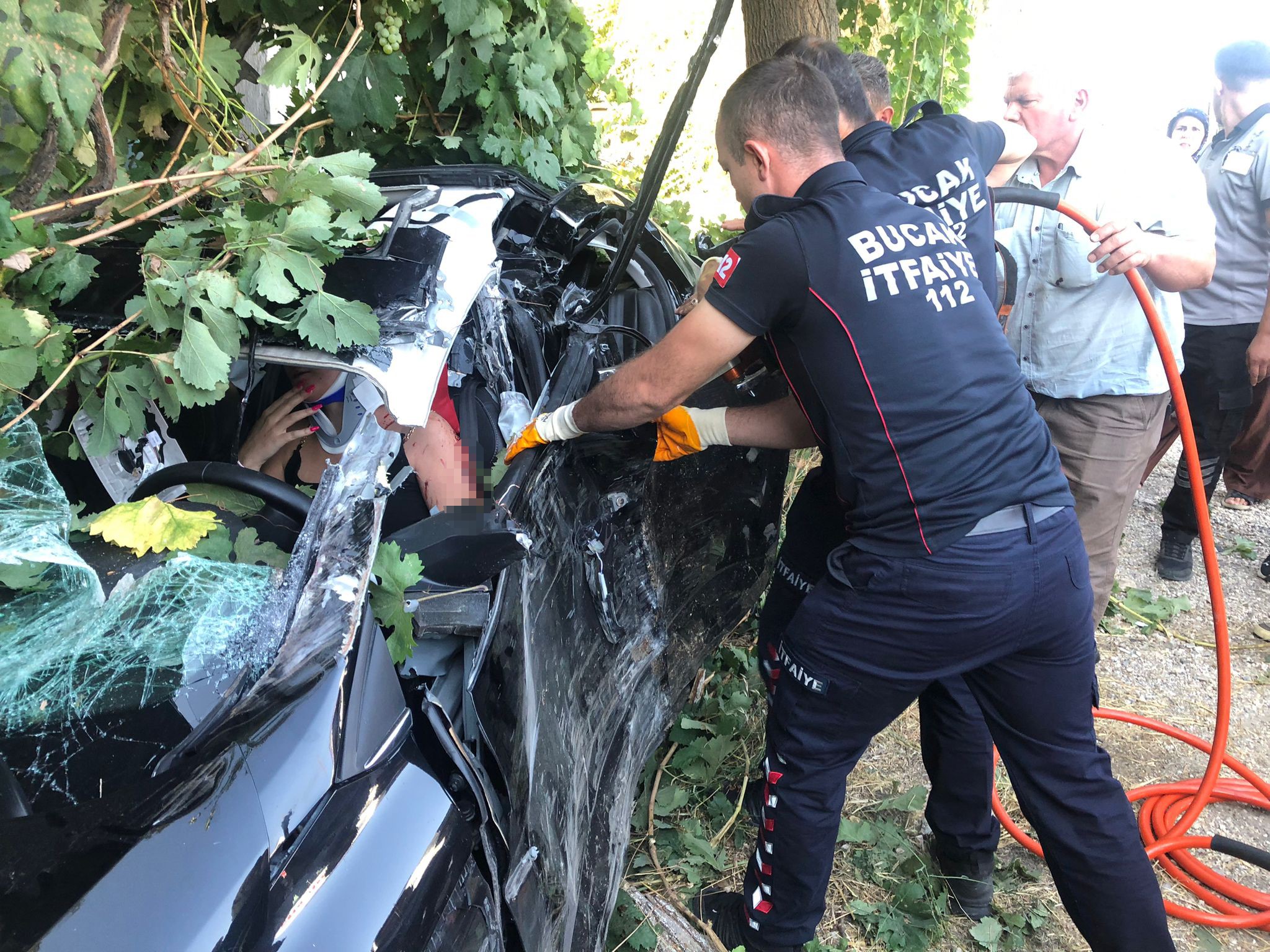 Burdur'un Bucak ilçesinde, bir otomobil ile traktörün karıştığı trafik kazasında