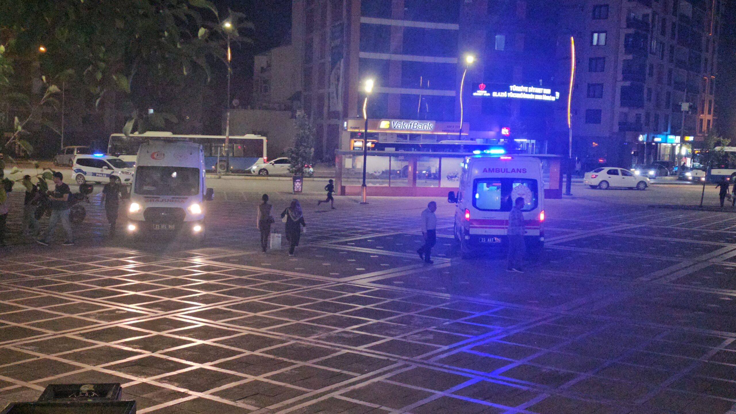 Elazığ'ın en merkezi noktalarından Cumhuriyet Meydanı'nda iki grup arasında başlayan