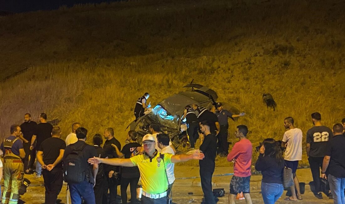Ankara'nın Çankaya ilçesinde, sürücüsünün direksiyon hakimiyetini kaybetmesi sonucu bir otomobilin