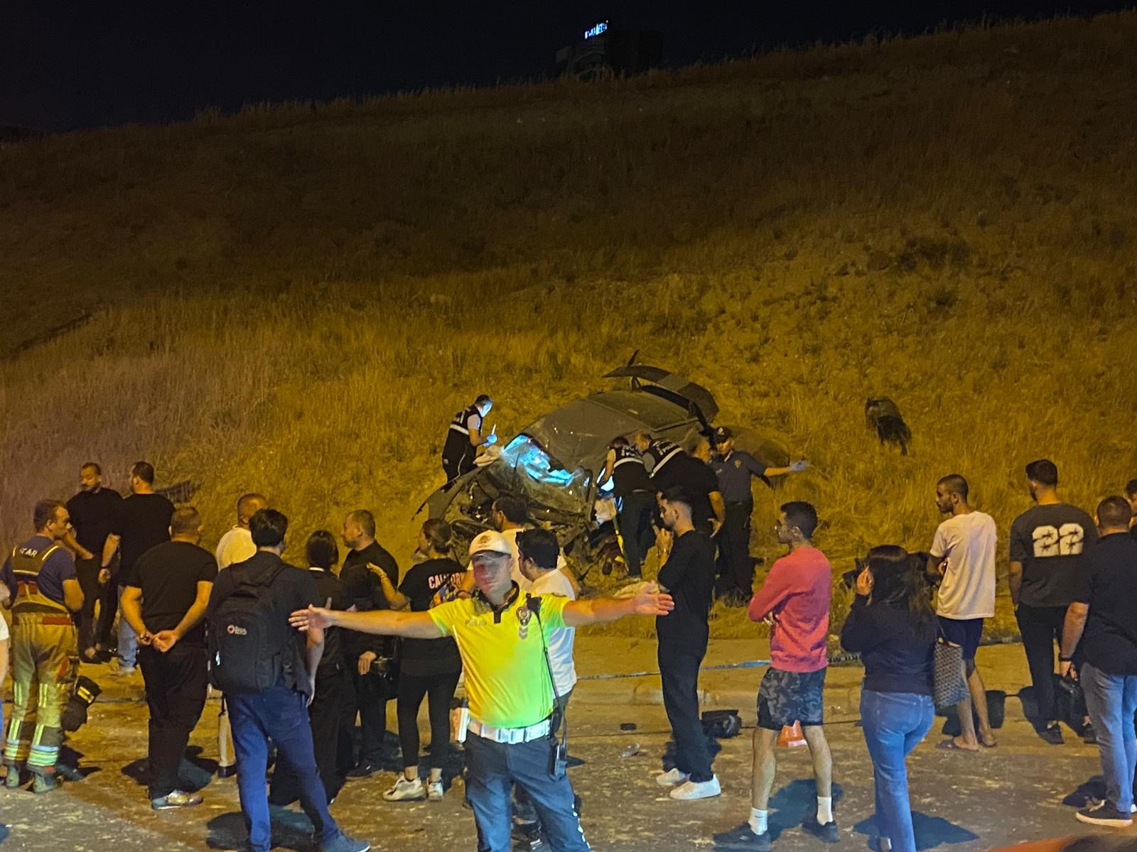 Ankara'nın Çankaya ilçesinde, sürücüsünün direksiyon hakimiyetini kaybetmesi sonucu bir otomobilin
